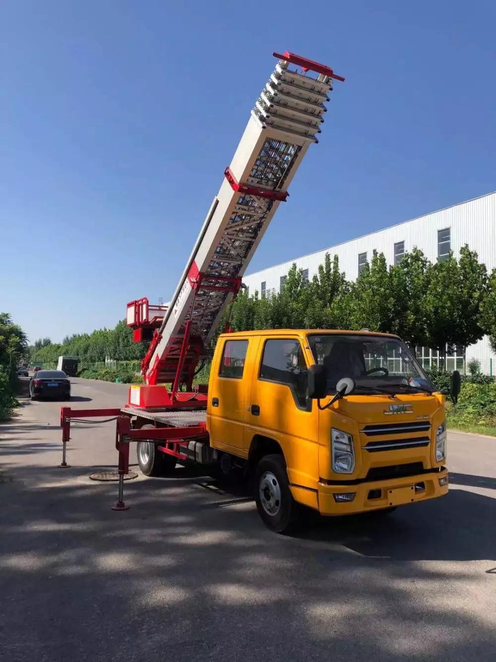 禅城附近的云梯车出租服务：轻松解决高空作业需求